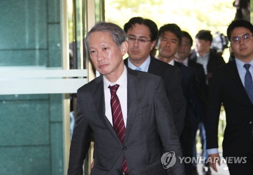 한일 외교국장 협의 위해 외교부 들어오는 일본 외무성 국장(서울=연합뉴스) 김승두 기자 = 다키자키 시게키(瀧崎成樹) 일본 외무성 아시아대양주국장이 16일 오후 김정한 외교부 아시아태평양국장과 한일 국장급협의를 위해 16일 오후 서울 도렴동 외교부 청사로 들어오고 있다. 2019.10.16 kimsdoo@yna.co.kr