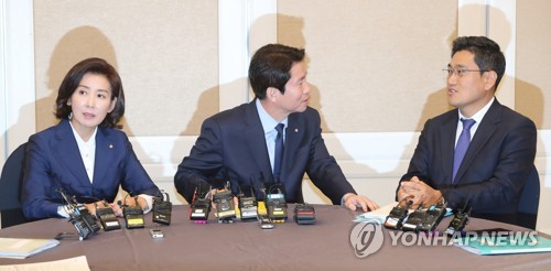 '3+3' 회동에서 오신환과 대화하는 이인영(서울=연합뉴스) 김주형 기자 = 여야 3당 교섭단체 원내대표들이 16일 오후 국회에서 공수처 설치법을 비롯한 검찰 개혁안 등을 논의하기 위해 각 당 의원 1명이 참석하는 '3+3' 회동을 하고 있다. 
    왼쪽부터 자유한국당 나경원, 더불어민주당 이인영, 바른미래당 오신환 원내대표. 2019.10.16 kjhpress@yna.co.kr