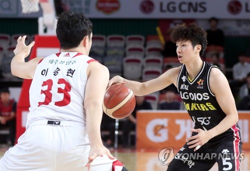 LG 김시래 '간다'(창원=연합뉴스) 김동민 기자 = 16일 경남 창원시 의창구 창원체육관에서 열린 2019-2020 현대모비스 프로농구 창원 LG 세이커스와 고양 오리온 오리온스 경기. LG 김시래가 오리온스 이승현을 앞에 두고 드리블하고 있다. 2019.10.16 image@yna.co.kr