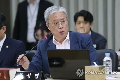 국감 질의하는 유성엽 의원   (전주=연합뉴스) 나보배 기자 = 대안정치연대 유성엽 의원이 17일 오전 전북 전주시 한국은행 전북본부에서 열린 기획재정위원회의 대전지방국세청, 광주지방국세청, 5개 본부(대전·충남, 충북, 광주전남, 전북, 목포) 국정감사에서 질의하고 있다.