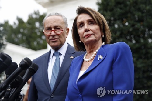 2019년 10월 16일 낸시 펠로시 미국 하원의장과 척 슈머 상원 원내대표가 백악관에서 도널드 트럼프 대통령과의 회의가 파장으로 치달은 뒤 기자회견을 하고 있다. [AP=연합뉴스]
