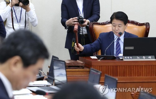 의사봉 두드리는 노웅래 위원장(서울=연합뉴스) 김주형 기자 = 25일 오전 2019년도 국정감사 계획서 채택의 건 등을 논의하는 국회 과학기술정보방송통신위원회 전체회의에서 더불어민주당 소속 노웅래 위원장이 의사봉을 두드리고 있다. 2019.9.25 kjhpress@yna.co.kr