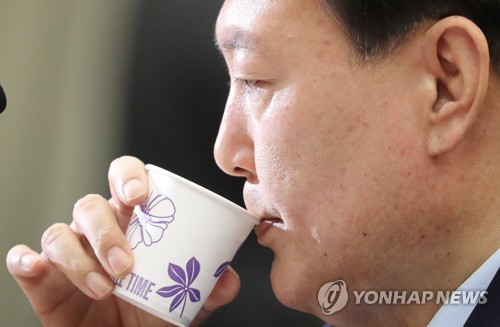 물 마시는 윤석열 검찰총장(서울=연합뉴스) 김도훈 기자 = 윤석열 검찰총장이 17일 서울 서초구 대검찰청에서 열린 국회 법제사법위원회의 대검찰청에 대한 국정감사에서 의원 질의를 들으며 물을 마시고 있다. superdoo82@yna.co.kr