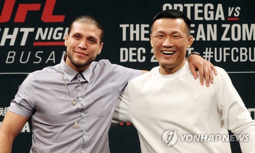 UFC, 환하게 웃는 정찬성과 오르테가(서울=연합뉴스) 최재구 기자 = 17일 서울 시내 한 호텔에서 'UFC 파이트 나이트 부산' 메인이벤트 페더급 매치를 앞두고 열린 정찬성과 브라이언 오르테가의 공식 기자회견에서 두 선수가 포즈를 취하고 있다. 2019.10.17 jjaeck9@yna.co.kr