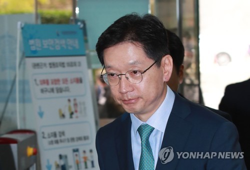 법정 향하는 김경수(서울=연합뉴스) 한종찬 기자 = 김경수 경남지사가 17일 오후 서울 서초구 서울고등법원에서 열린 항소심 속행 공판에 출석하기 위해 법정으로 향하고 있다. 2019.10.17 saba@yna.co.kr