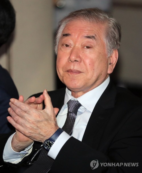 박수치는 문정인 명예교수(서울=연합뉴스) 최재구 기자 = 문정인 연세대 명예특임교수가 17일 서울 연세대학교에서 열린 김홍걸 민화협 상임의장의 책 '희망을 향한 반걸음' 출판 기념회에서 박수치고 있다. 2019.10.17 jjaeck9@yna.co.kr