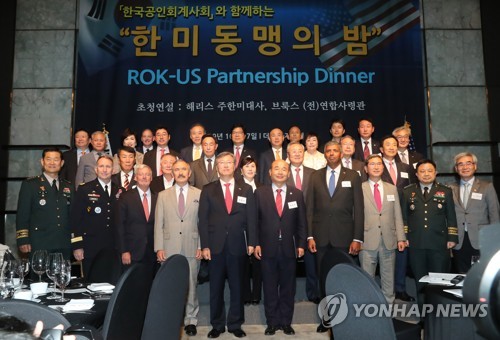 한미동맹의 밤(서울=연합뉴스) 이정훈 기자 = 정승조 한미동맹재단회장과 최중경 한국공인회계사회장, 해리 해리스 주한 미국대사, 빈센트 브룩스 전 한미연합사령관 등이17일 오후 서울 중구 더플라자호텔에서 열린 '한미동맹의 밤' 행사에서 기념촬영을 하고 있다. 2019.10.17 uwg806@yna.co.kr