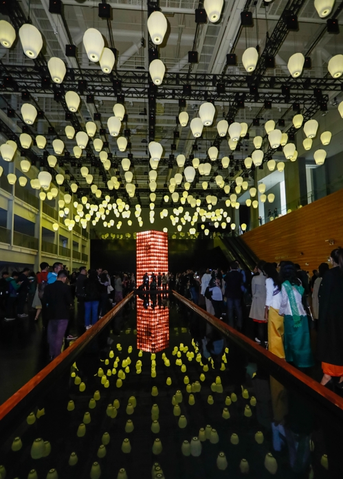 한아세안 인사들이 광주아시아문화전당에서 열린 '한-아세안 특별전' 관람 모습.[한-아세안센터 제공]