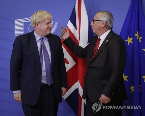 브렉시트 재협상 타결 후 성명을 발표하는 존슨(왼쪽) 영국 총리와 융커 EU 집행위원장 [EPA=연합뉴스]