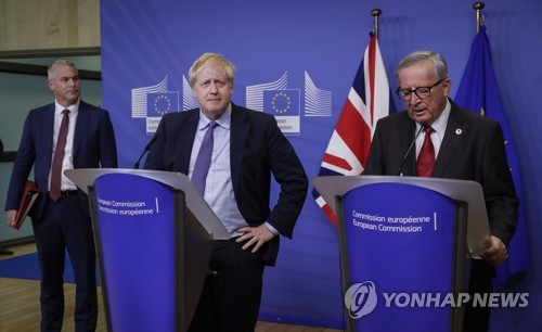 17일 브렉시트 새 합의안 도출 후 기자회견하는 존슨 영국 총리(왼쪽)와 융커 EU 집행위원장     [EPA=연합뉴스]