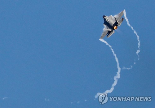한반도 상공의 왕자 F-35A[연합뉴스 자료사진] 15일 오전 경기 성남 서울공항에서 열린 '서울 국제 항공우주 및 방위산업 전시회'(서울 ADEX 2019) 개막식에서 F-35가 시범 비행을 펼치고 있다. 2019.10.15 superdoo82@yna.co.kr