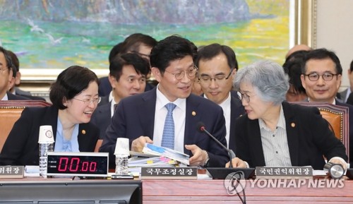 대화 나누는 조성욱-노형욱-박은정(서울=연합뉴스) 이진욱 기자 = 18일 서울 여의도 국회에서 열린 정무위원회 종합 국정감사에서 조성욱 공정거래위원장(왼쪽부터), 노형욱 국무조정실장, 박은정 국민권익위원장이 대화를 나누고 있다. 2019.10.18 cityboy@yna.co.kr