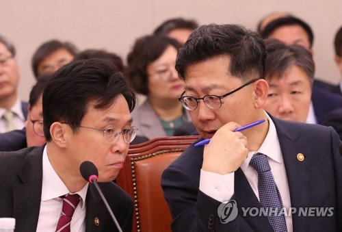 아프리카 돼지열병 대책은?(서울=연합뉴스) 이진욱 기자 = 김현수 농림축산식품부 장관(오른쪽)과 이재욱 차관이 18일 오전 국회에서 열린 농해수위 국정감사에 출석, 이야기하고 있다. cityboy@yna.co.kr