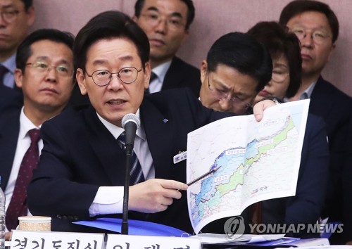 아프리카돼지열병 관련 답변하는 이재명 지사(수원=연합뉴스) 홍기원 기자 = 18일 오후 경기도 수원시 팔달구 경기도청에서 열린 국회 행정안전위원회의 경기도에 대한 국정감사에서 이재명 경기도지사가 질의에 답변하고 있다. 2019.10.18 xanadu@yna.co.kr