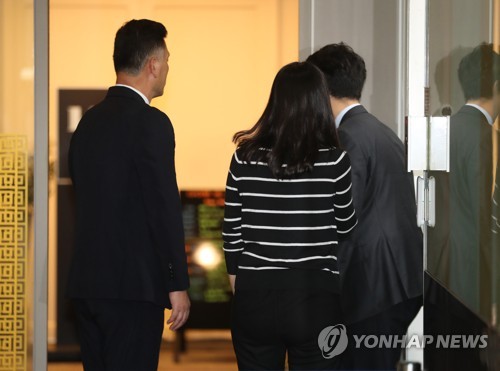 패스트트랙 충돌 사건 관련 압수수색 마친 검찰(서울=연합뉴스) 류영석 기자 = '국회 패스트트랙 충돌' 고발 사건을 수사 중인 검찰 관계자들이 18일 오후 서울 여의도 국회 의정관 아카이브실에서 국회방송 압수수색을 마친 뒤 빠져나오고 있다. 2019.10.18 ondol@yna.co.kr