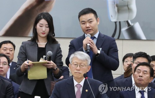 국감 출석한 한국화웨이 지사장(서울=연합뉴스) 김주형 기자 = 멍 샤오윈 한국화웨이 지사장이 18일 오후 국회에서 열린 과방위 국정감사에 출석, 자유한국당 송희경 의원 질의에 답변하고 있다. kjhpress@yna.co.kr