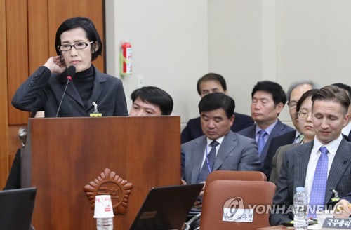 증인 선서 거부하는 피우진 전 국가보훈처장(서울=연합뉴스) 이진욱 기자 = 피우진 전 국가보훈처장이 18일 국회에서 열린 정무위 국정감사에 출석, 증인선서를 거부하고 있다. cityboy@yna.co.kr