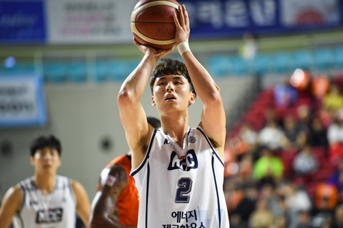 자유투를 시도하는 KCC 송교창.[KBL 제공]