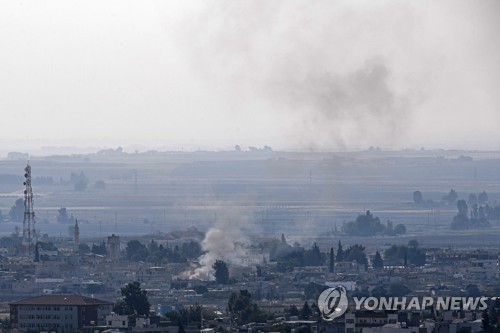 18일 시리아 터키 국경 근처 시리아 마을 라스 알 아인에서 피어오르는 연기 [AFP=연합뉴스]