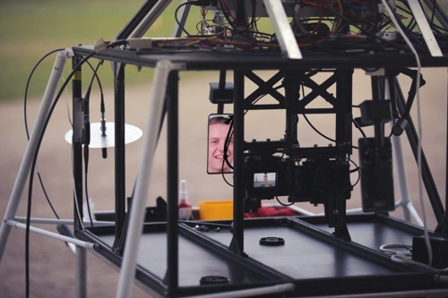 스페이스 장비에 부착된 갤럭시S10 5G[삼성전자 제공]