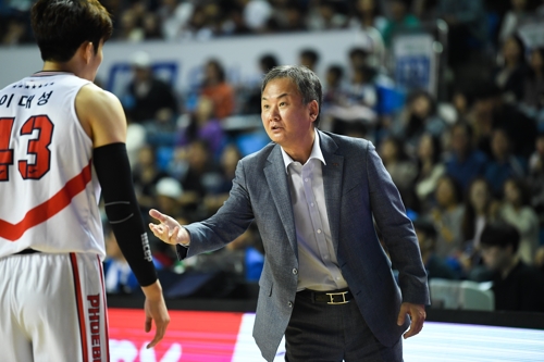 현대모비스의 유재학 감독과 이대성[KBL 제공]