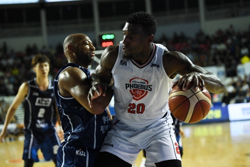 KCC와의 경기에 출전한 현대모비스의 라건아[KBL 제공]