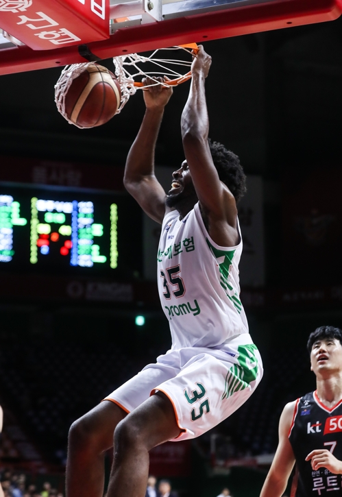 DB 오누아쿠의 덩크슛[KBL 제공]