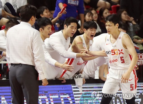 김선형 '결정적인 득점했어'(인천=연합뉴스) 윤태현 기자 = 20일 인천 삼산월드체육관에서 열린 남자프로농구 인천 전자랜드 엘리펀츠와 서울 SK 나이츠의 경기. 연장전 5쿼터 SK 김선형이 득점한 뒤 동료들과 기쁨을 나누고 있다. 2019.10.20 tomatoyoon@yna.co.kr