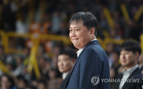 DB 이상범 감독(창원=연합뉴스) 김동민 기자 = 13일 경남 창원시 의창구 창원체육관에서 열린 2019-2020 현대모비스 프로농구 창원 LG 세이커스와 원주 DB 프로미 경기. DB 이상범 감독이 경기를 지켜보고 있다. 2019.10.13 image@yna.co.kr