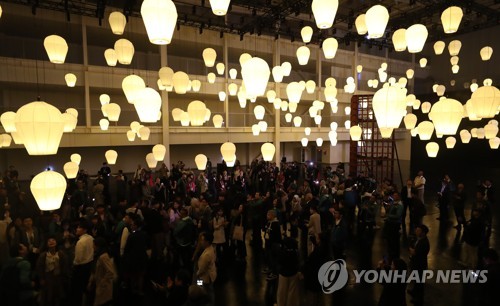 '아세안의 빛 하나의 공동체' 전시(광주=연합뉴스) 류효림 기자 = '한-아세안 열차' 참가자들이 17일 오후 광주광역시 광산동 국립아시아문화전당서 열린 '한-아세안 특별전 : 아세안의 빛, 하나의 공동체' 전시 작품을 살펴보고 있다. 이번 전시는 아세안 10개국의 공통 문화요소인 물, 빛, 풍등, 패브릭을 활용한 체험형 전시로서 한-아세안의 화합과 평화의 의미를 담고 있다. 2019.10.17 ryousanta@yna.co.kr