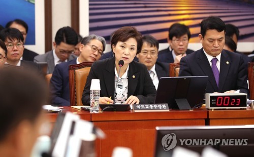 답변하는 김현미 국토교통부 장관(서울=연합뉴스) 하사헌 기자 = 김현미 국토교통부 장관이 21일 국회에서 열린 국토교통위원회 국정감사에서 의원 질의에 답변하고 있다. 2019.10.21 toadboy@yna.co.kr