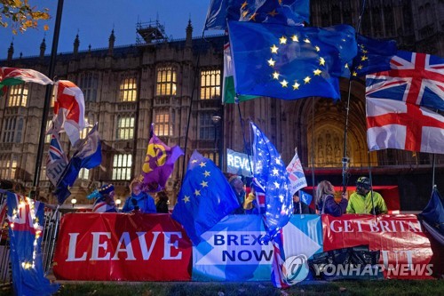 영국 의사당 밖에 모인 브렉시트 지지와 반대 시위대 [AFP=연합뉴스]