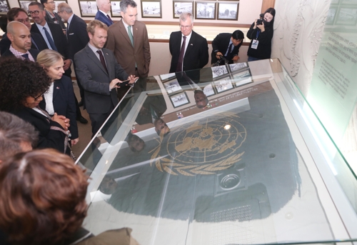 69년 만에 복원된 유엔기[차근호 기자]