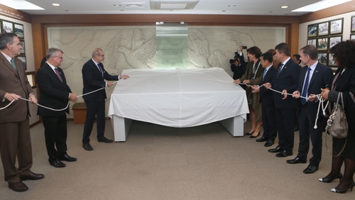 복원된 유엔기 제막 행사(왼쪽부터) 마이클 대나허 캐나다 대사, 사이먼 스미스 영국대사, 필립 르포르 프랑스 대사, 요아나 돌너왈드 네덜란드 대사, 이연수 관리처장, 에르신에르친 터키대사, 프로데 스울베르그 노르웨이 대사, 제나니 들라미니 남아공 대사 모습. [차근호 기자]