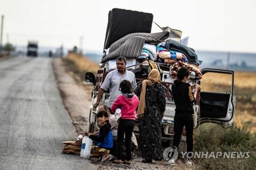 터키군 공격에 피란하는 시리아 쿠르드족[AFP=연합뉴스]