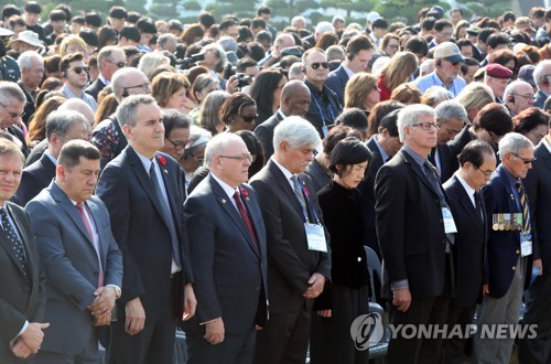 '턴 투워드 부산'지난해 11월 11일 오전 부산 남구 유엔기념공원에서 열린 국제 추모 행사인 '턴 투워드 부산'(Turn Toward Busan) 참석자들이 일제히 묵념하고 있다. [연합뉴스 자료사진]