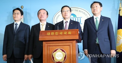 '패스트트랙' 합의안 발표하는 여야 4당 원내대표들자유한국당을 뺀 여야 4당 원내대표들이 4월 22일 오후 국회 정론관에서 선거제·개혁법안 패스트트랙(신속처리안건 지정) 처리 방안 등과 관련해 브리핑하고 있다. 
    왼쪽부터 정의당 윤소하, 민주평화당 장병완, 더불어민주당 홍영표, 바른미래당 김관영 원내대표. [연합뉴스 자료사진]