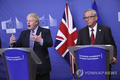 'EU-英, 브렉시트 합의 타결' 발표하는 존슨과 융커 [AP=연합뉴스]