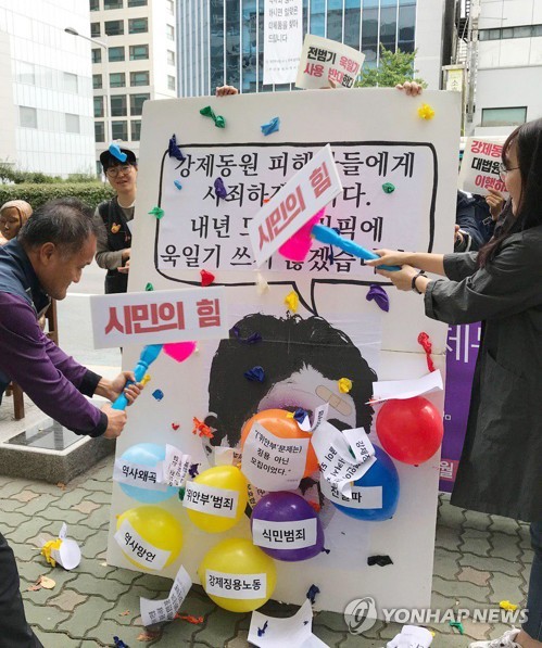 아베 정권 규탄 퍼포먼스(부산=연합뉴스) 시민단체인 부산겨레하나가 23일 부산 동구 일본영사관 평화의 소녀상 앞에서 아베 정권을 규탄하는 퍼포먼스를 벌이고 있다. 부산겨레하나는 강제징용 배상 대법원판결 1주년인 이달 30일 전까지 일주일간 부산시민 1만명 선언 등 집중행동을 예고했다. 2019.10.23 [부산겨레하나 제공·재판매 및 DB 금지] pitbull@yna.co.kr