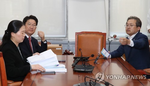 검찰 개혁안 실무 논의(서울=연합뉴스) 이진욱 기자 = 더불어민주당 송기헌 의원(오른쪽부터), 자유한국당 권성동 의원, 바른미래당 권은희 의원이 23일 오후 국회에서 검찰 개혁안을 위한 실무 논의를 하고 있다. 2019.10.23 cityboy@yna.co.kr