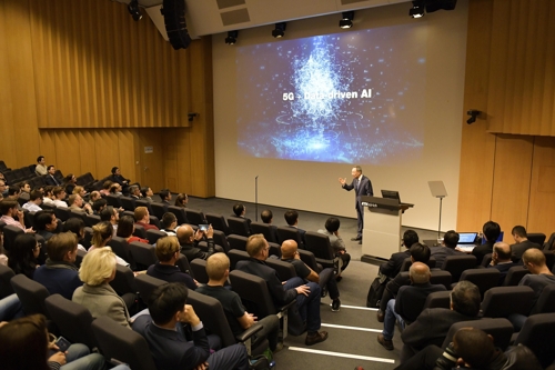 취리히 연방 공대서 강연하는 황창규 KT 회장[사진=취리히 연방 공대 제공]