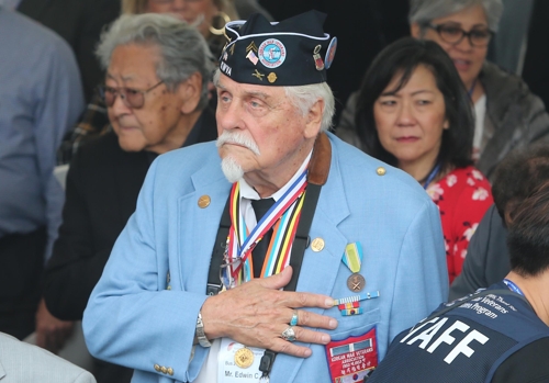 국기에 대해 경례하는 참전용사 (부산=연합뉴스) 차근호 기자 = 24일 오전 부산 남구 유엔기념공원에서 열린 제74회 유엔의 날 기념식에서 해외 참전용사가 국기에 대한 경례를 하고 있다. 2019.10.24
ready@yna.co.kr(끝)