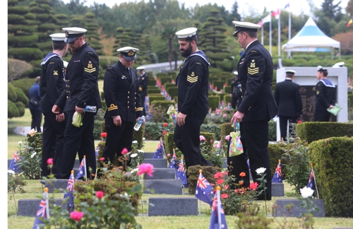 전몰장병 추모하는 호주 군인 (부산=연합뉴스) 차근호 기자 = 24일 오전 부산 남구 유엔기념공원에서 열린 제74회 유엔의 날 기념식에서 호주 군인들이 6·25전쟁에 참전한 전몰 장병의 묘소를 둘러보고 있다. 2019.10.24
ready@yna.co.kr(끝)