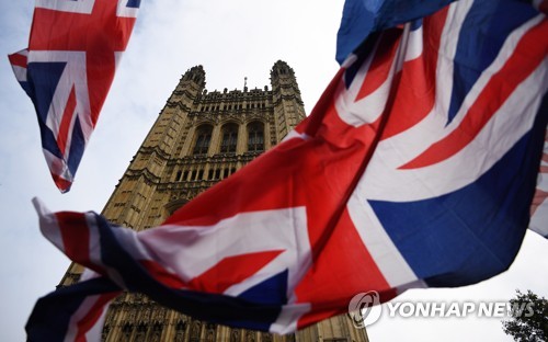 2019년 10월 23일 영국 런던 의회의사당 앞에 국기가 휘날리고 있다. [EPA=연합뉴스자료사진]