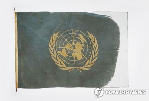 6·25전쟁 최초 유엔기 복원(부산=연합뉴스) 6·25전쟁 때 유엔군 초대 총사령관인 맥아더 장군이 사용한 최초 유엔기가 69년 만에 복원돼 공개된 모습. 2019.10.23 [유엔기념공원 제공, 재판매 및 DB금지] ready@yna.co.kr(끝)