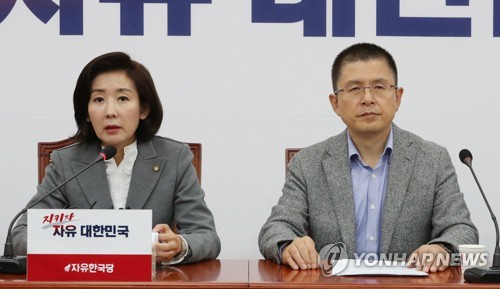 발언하는 나경원 원내대표(서울=연합뉴스) 이진욱 기자 = 자유한국당 나경원 원내대표가 24일 오전 국회에서 열린 최고위원회의에서 발언하고 있다. 2019.10.24 cityboy@yna.co.kr