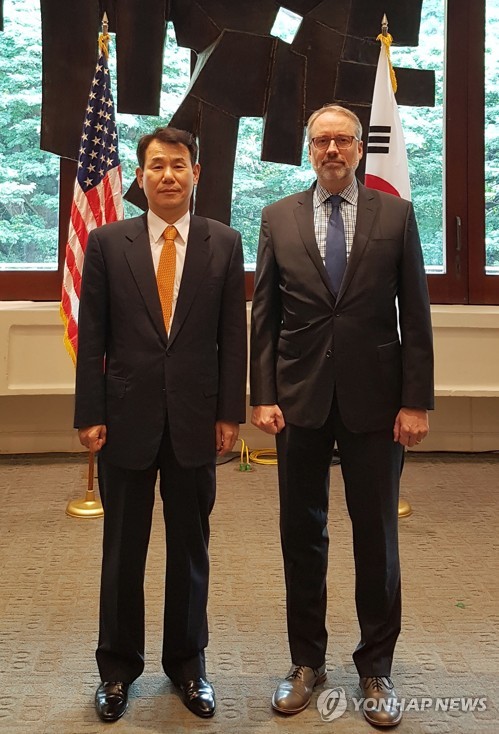 한미 방위비 분담협상 대표(서울=연합뉴스) 한국 측 수석대표인 정은보 한미방위비분담협상 대사(왼쪽)와 미국 측 수석대표인 데임스 드하트 바위비협상대표가 23일(현지시간) 미국 호놀룰루에서 열린 한미 방위비 분담금 협상 2차 회의에서 기념촬영을 하고 있다.    2019.10.24 
    [외교부 제공. 재판매 및 DB 금지] photo@yna.co.kr