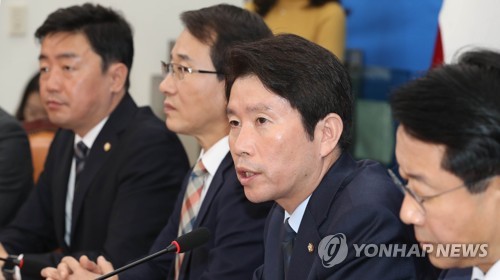 발언하는 이인영(서울=연합뉴스) 하사헌 기자 = 더불어민주당 이인영 원내대표가 24일 국회에서 열린 정책조정회의에서 발언하고 있다. 2019.10.24 toadboy@yna.co.kr