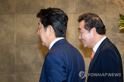 면담장으로 이동하는 한-일 총리(도쿄=연합뉴스) 김승두 기자 = 이낙연 국무총리가 24일 오전 일본 도쿄(東京) 총리관저에서 아베 신조(安倍晋三) 총리와 함께 면담장으로 이동하고 있다. 2019.10.24 kimsdoo@yna.co.kr