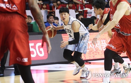 드리블하는 이정현(안양=연합뉴스) 홍기원 기자 = 24일 오후 경기도 안양시 동안구 안양실내체육관에서 열린 2019-2020 프로농구 안양 KGC 인삼공사와 전주 KCC 이지스의 경기. 전주 이정현이 드리블을 하고 있다. 2019.10.24 xanadu@yna.co.kr